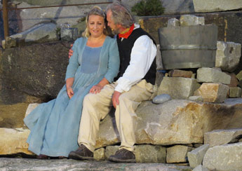 Mirja Burlin som Hilde och Mats Blomgren som Carl Abrahamsson i Stenriket på Bohus-Malmön. Foto: Heikki Koskelainen