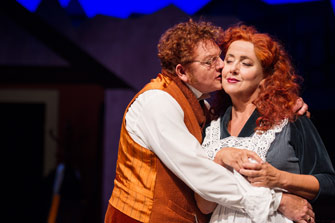 Dan Ekborg och Carina M Johansson som herr och fru Markurells på Göteborgs stadsteater. Foto: Ola Kjelbye