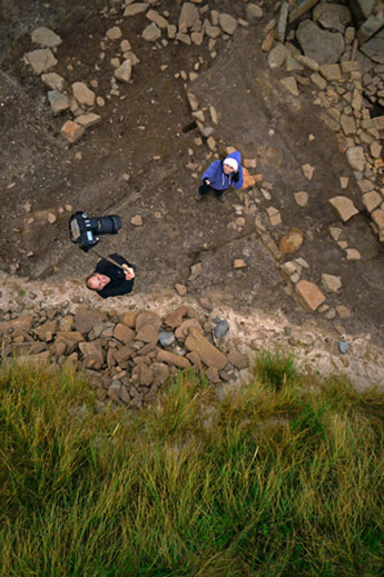 Alice och Aaron utför en fotogrammetrisk dokumentation vid en arkeologisk trench i Noltland.