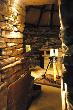 En laserskanner i ett återskapat hus i Skara Brae på Orkney.