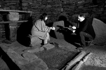 Filmning av en live-sekvens inne i den 4000 år gamla ruinen i Skara Brae.