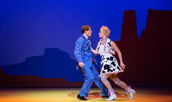 Denny Lekström som Bobby Barn och Jenny Holmgren som Polly Baker i Crazy for you på Göteborgsoperan. Foto: Mats Bäcker