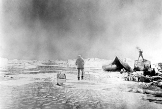 Bilden är tagen vid landningsplatsen, juli 1897. Här stannade de en vecka för att förbereda sin färd tillbaka mot land. Fotograf Nils Strindberg.