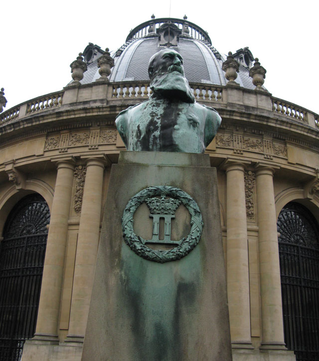 Kung Leopold II utanför den gamla entrén till museet.
