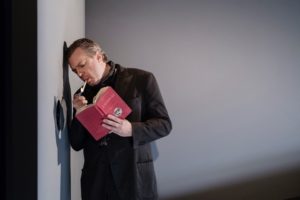 Fredrik Evers som Francois i Underkastelse på Göteborgs Stadsteater. Foto: Ola Kjelbye