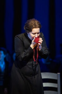 Julia Sporsén som Jenüfa med mössan av sitt upphittade döda barn. Foto: Håkan Larsson