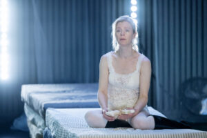 Caroline Söderström som ”Jag” i Han den andre. Foto: Ola Kjelbye