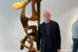 Skulptören Tony Cragg med Pina Bausch-inspirerade verket Incident Vertical.