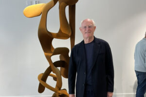 Skulptören Tony Cragg med Pina Bausch-inspirerade verket Incident Vertical.